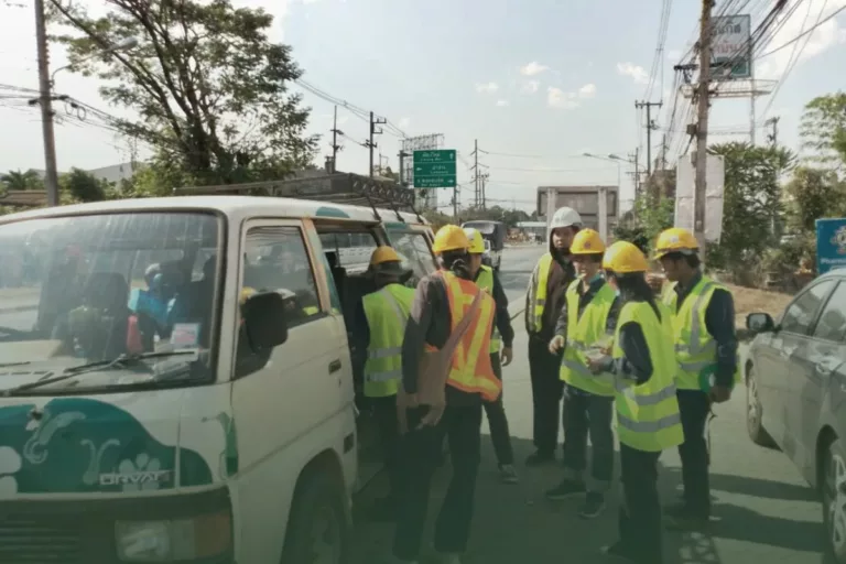 อ.บรรจง นำทีมนศ.ม.แม่โจ้สำรวจต้นฉำฉาบนถนนสายชม.-สันกำแพง เพื่อตรวจสุขภาพพร้อมติด tag